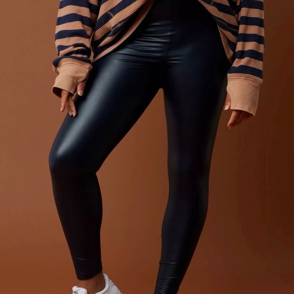 Offline By Aerie Women S SHORT Black Faux Leather Real Luxe Hi-Rise Legging